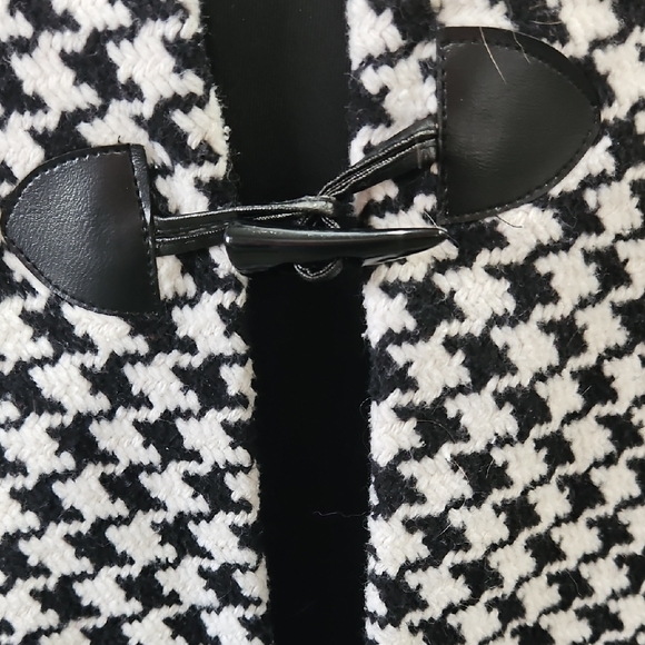 AKIRA Black and White Houndstooth Cape - Picture 4 of 8